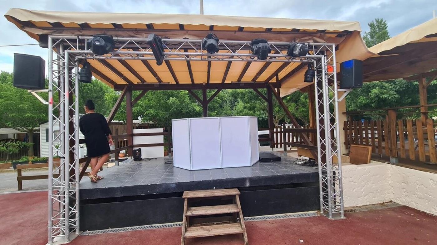 DJ Manu en prestation camping 4